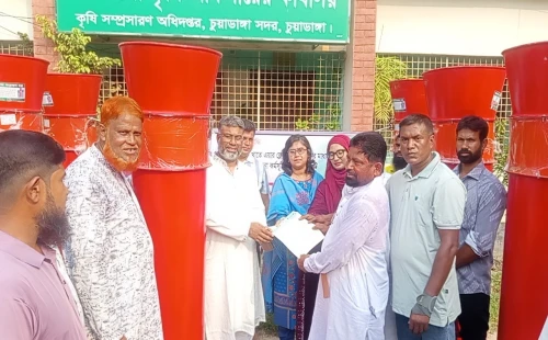 চুয়াডাঙ্গায় কৃষকদের মাঝে এয়ার ফ্লো মেশিন বিতরণকালে শরীফুজ্জামান