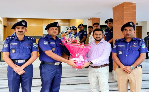 মেহেরপুরে নবাগত পুলিশ সুপার আলী হায়দার চৌধুরীকে ফুলেল শুভেচ্ছা