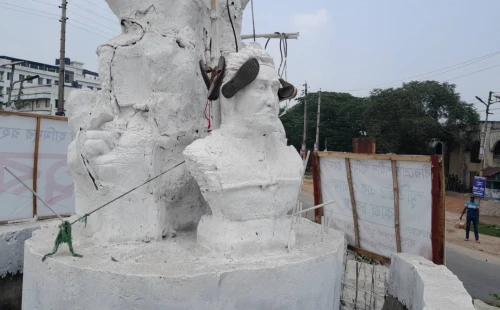 ঝিনাইদহে বীরশ্রেষ্ঠের ভাস্কর্যে জুতার মালা পরিয়ে চরম ধৃষ্টতা