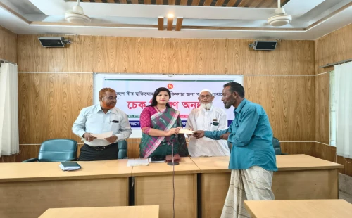 আলমডাঙ্গায় অস্বচ্ছল ৬ বীর মুক্তিযোদ্ধাকে চিকিৎসা সহায়তার চেক প্রদান