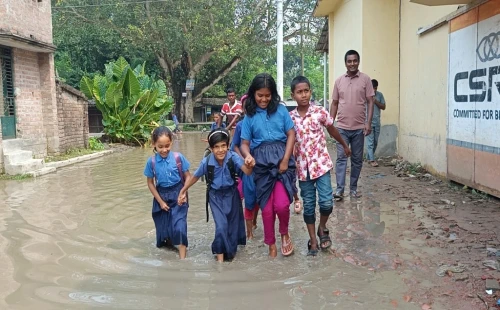 দামুড়হুদার কোমরপুরের রাস্তায় হাঁটু সমান পানি