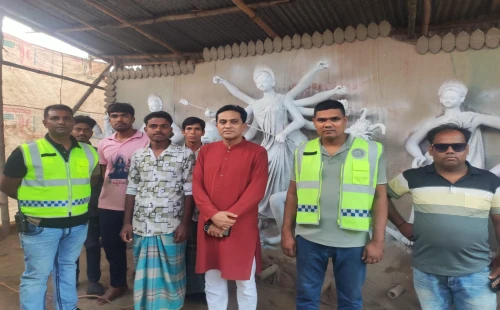 চুয়াডাঙ্গার গড়াইটুপিতে বিভিন্ন পূজামণ্ডপ পরিদর্শন করলেন ওসি নজরুল ইসলাম