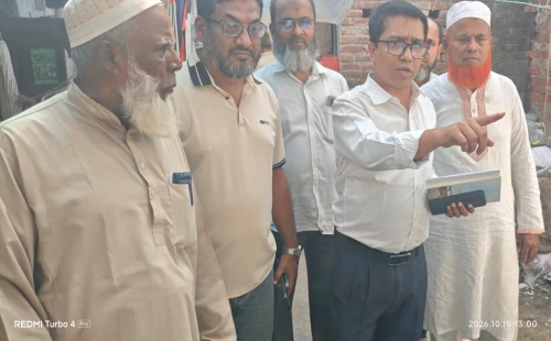 দর্শনা রেলবাজারে রাস্তা দখল করে মালামাল রেখে ব্যবসা