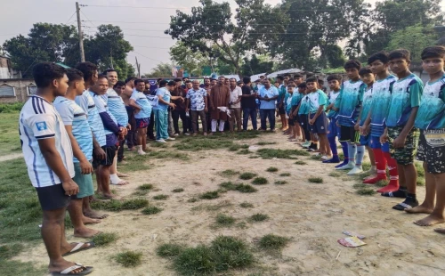 দর্শনা পরানপুর মাঠে বাবা-ছেলের ফুটবল লড়াই