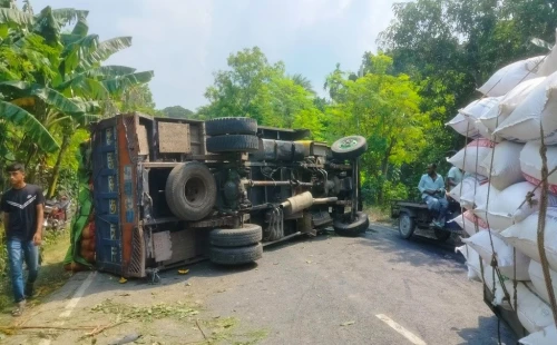 চুয়াডাঙ্গা-ঝিনাইদহ মহাসড়কে ট্রাক-ইজিবাইকের সংঘর্ষ