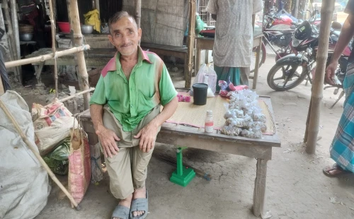 শৈশবে আগুনে পুড়ে বদলে যায় তিন ফুট উচ্চতার মোফাজ্জলের জীবন