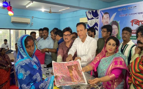 মেহেরপুরে দুর্গাপূজায় শাড়ি বিতরণ