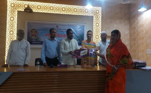 চুয়াডাঙ্গায় প্রধানমন্ত্রীর ত্রাণভান্ডার থেকে বরাদ্দ, ১২০ নারীর মাঝে শাড়ি বিতরণ
