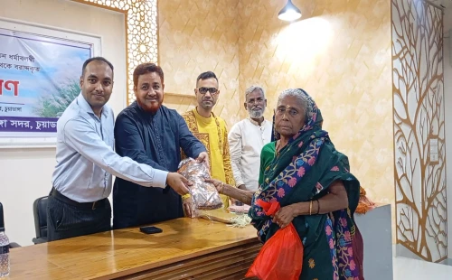 চুয়াডাঙ্গায় সনাতন নারীদের মাঝে শাড়ি বিতরণকালে এমপি রুহুল আমিন