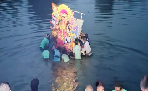 চুয়াডাঙ্গা জেলাজুড়ে সিঁদুর খেলা, বর্ণাঢ্য শোভাযাত্রা ও প্রতিমা বিসর্জন