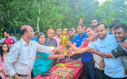 দামুড়হুদায় প্রীতি ফুটবল ম্যাচে ওষুধ বিক্রয় প্রতিনিধিদের জয়