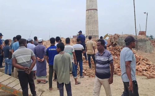 স্কেভেটর দিয়ে গুঁড়িয়ে দেয়া হলো দুটি চিমনি