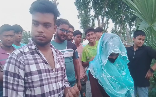 দামুড়হুদায় ঘুরতে গিয়ে স্থানীয়দের হাতে নারী-পুরুষ আটক