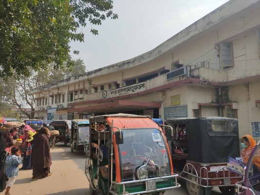 হাসপাতাল চত্বরে ইজিবাইক স্ট্যান্ড, ভোগান্তি চরমে!