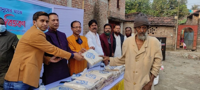 চুয়াডাঙ্গার দৌলতদিয়াড়ে দুস্থদের মধ্যে শীতবস্ত্র বিতরণকালে নাজমুল হক স্বপন