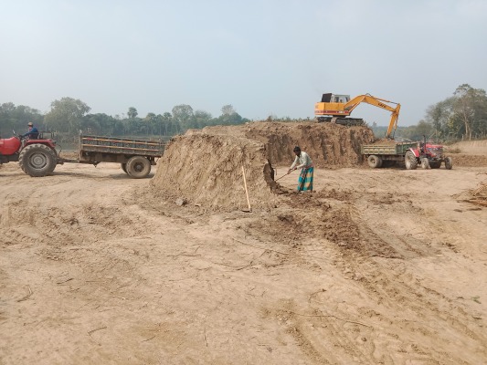 দামুড়হুদা ফকিরপাড়ায় মাটি কাটার মহোৎসব!