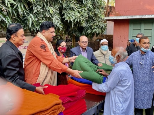 দুস্থ শীতার্তদের মধ্যে অবসরপ্রাপ্ত লে: কর্ণেল সৈয়দ কামরুজ্জামানের কম্বল বিতরণ