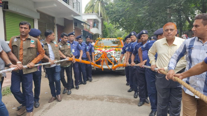 শ্রদ্ধা, প্রশংসা ও অশ্রুসিক্ত ভালোবাসায় চুয়াডাঙ্গা ছাড়লেন পুলিশ সুপার জাহিদুল ইসলাম