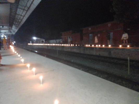 ৬ দফা দাবিতে দর্শনা আন্তর্জাতিক রেলস্টেশনে মোমবাতি প্রজ্জ্বলন কর্মসূচি পালন