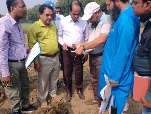 কেরুজ কৃষিমাঠ থেকে মাটি সংগ্রহ, পরীক্ষাগারে প্রেরণ