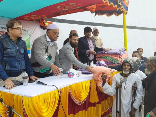 চুয়াডাঙ্গায় আত্মবিশ্বাসের উদ্যোগে শীতবস্ত্র বিতরণকালে ভারপ্রাপ্ত ডিসি আরাফাত রহমান