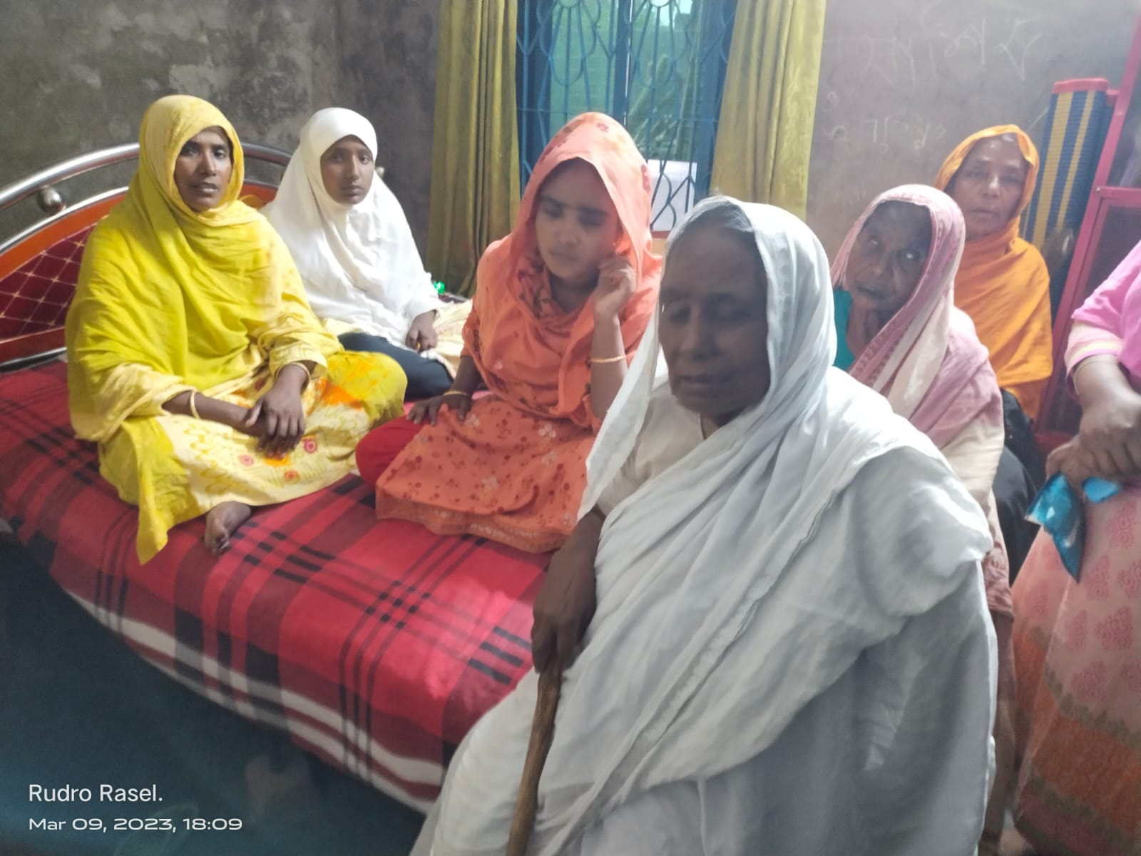 ময়নাতদন্ত শেষে ইজিবাইক চালকের দাফন সম্পন্ন