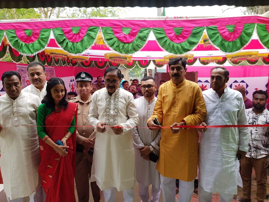 দর্শনায় অসচ্ছল ১০ বীর মুক্তিযোদ্ধার পরিবারেরর হাতে ঘরের চাবি তুলে দিলেন এমপি টগর