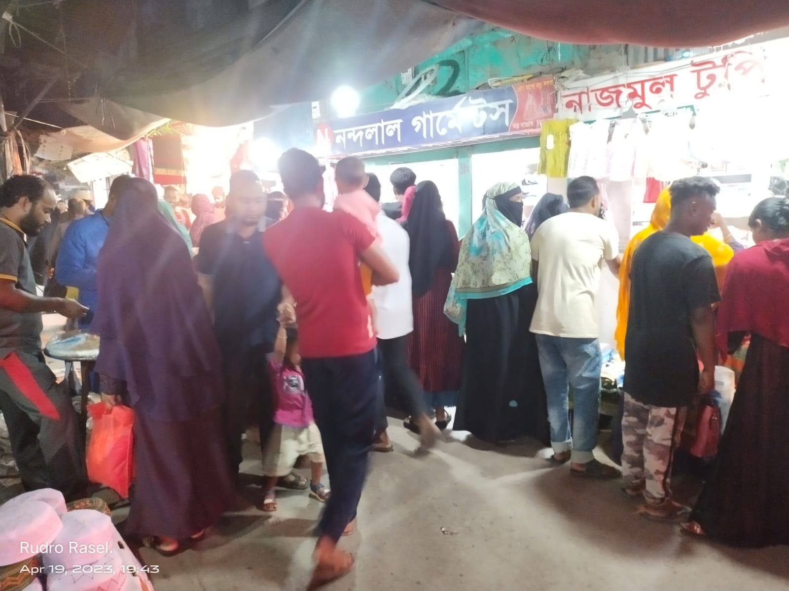 চুয়াডাঙ্গায় তীব্র গরম উপক্ষো করে ক্রেতা সমাগমে শেষ মুহূর্তে জমজমাট ঈদবাজার
