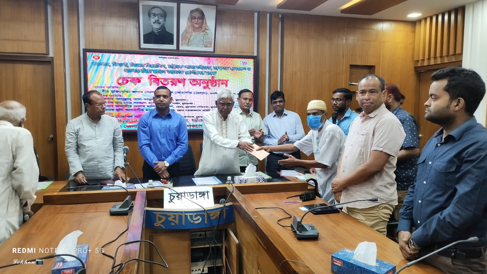 চিকিৎসা সহায়তা ও শিক্ষার্থীদের মাঝে অনুদানের চেক বিতরণকালে এমপি ছেলুন জোয়ার্দ্দার