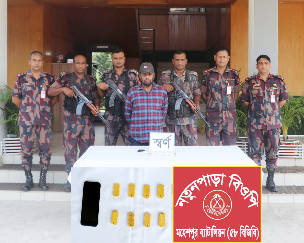 দর্শনায় ৮টি স্বর্ণের বারসহ ভ্যানচালক আটক