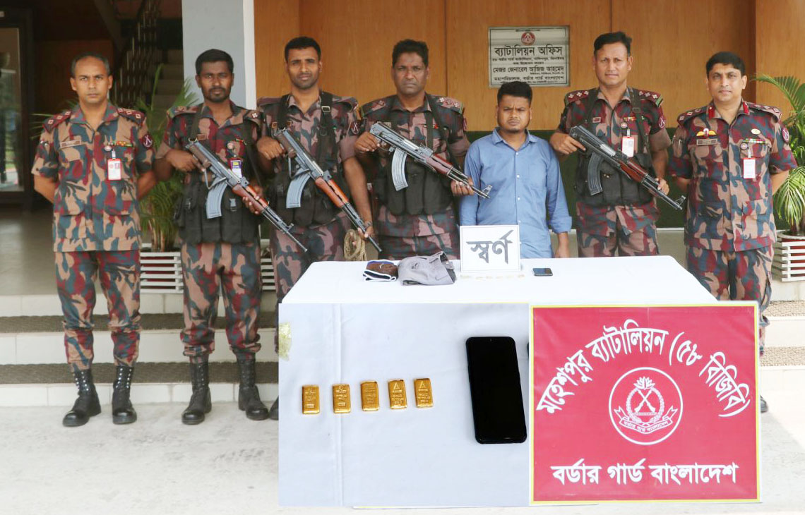 দর্শনায় ৫টি স্বর্ণের বারসহ যুবক আটক