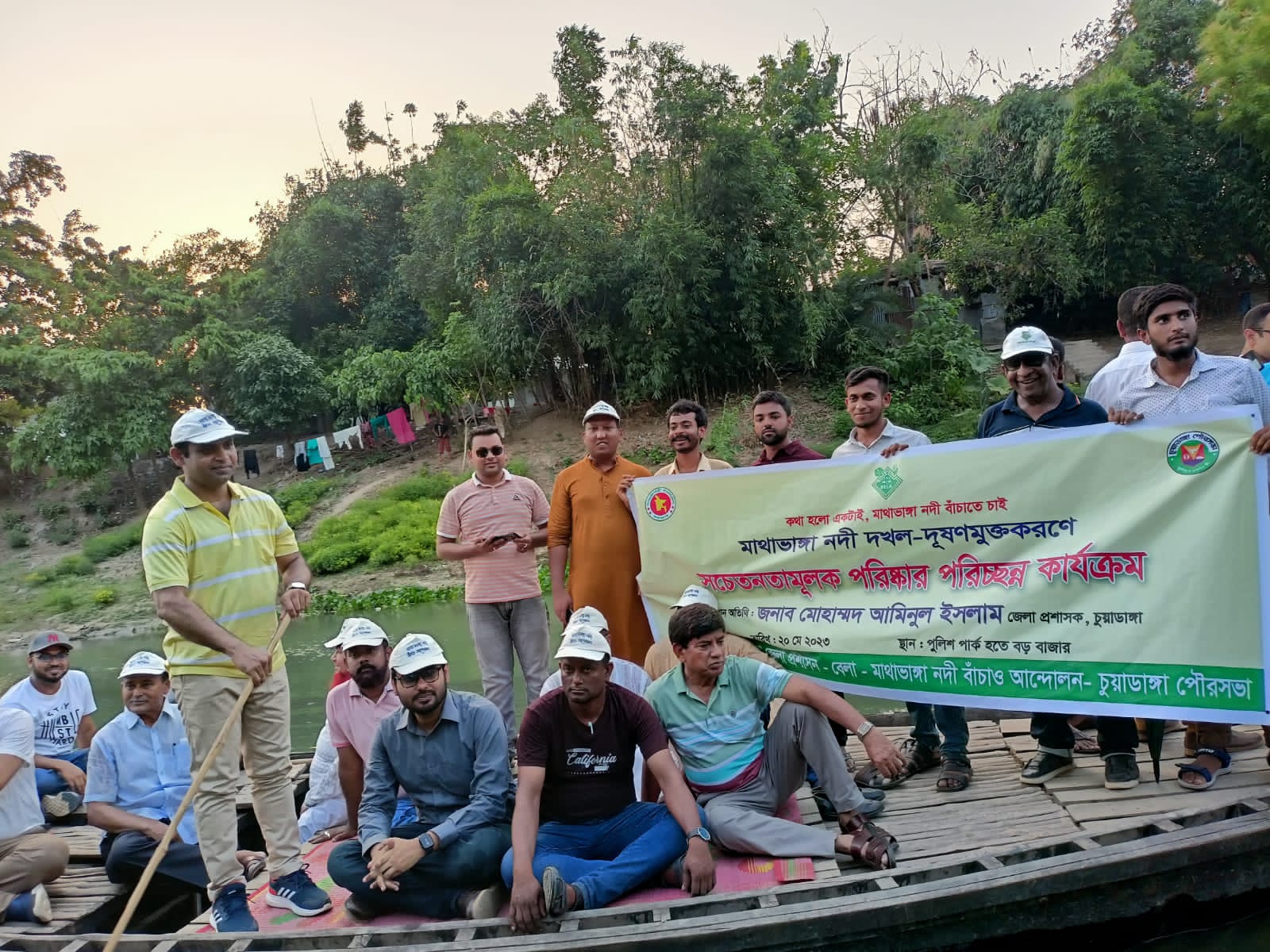 মাথাভাঙ্গা নদীতে পরিষ্কার-পরিচ্ছন্নতা ও বৃক্ষরোপণ অভিযানকালে ডিসি আমিনুল ইসলাম
