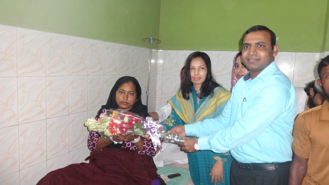 একসঙ্গে জন্ম নেওয়া চার কন্যাশিশুকে দেখতে হাসপাতালে ডিসি