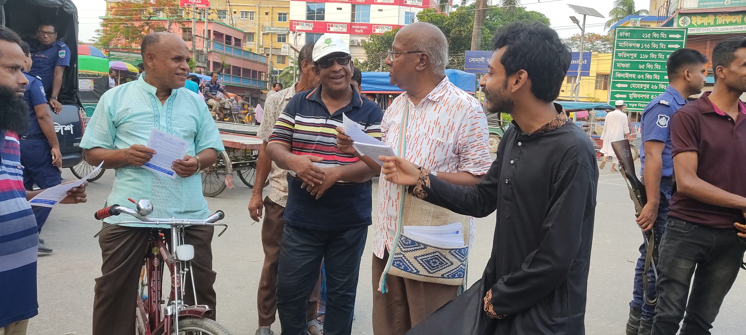 মাথাভাঙ্গা নদী বাঁচাও আন্দোলনের লিফলেট বিতরণ