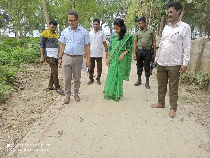 কুড়ুলগাছির গ্রামীণ অবকাঠামো কাজ পরিদর্শনে ইউএনও মিতা