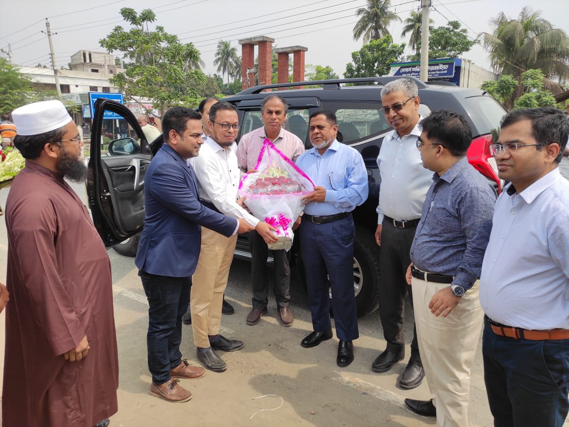 চুয়াডাঙ্গা শহরের রেলগেট পরিদর্শনকালে সচিব এবিএম আমিন উল্লাহ