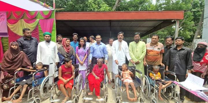 দামুড়হুদায় ক্ষুদ্র নৃগোষ্ঠী শিক্ষার্থীদের মধ্যে বিভিন্ন উপকরণ বিতরণ
