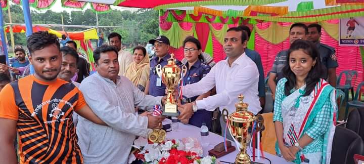 দামুড়হুদায় মাদক বিরোধী প্রীতি ফুটবল টুর্নামেন্টের পুরস্কারকালে ডিসি আমিনুল ইসলাম