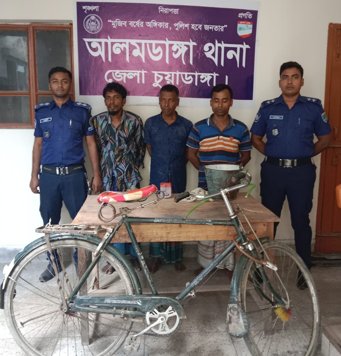 আলমডাঙ্গায় চোরাই মালামালসহ গ্রেপ্তার ৩