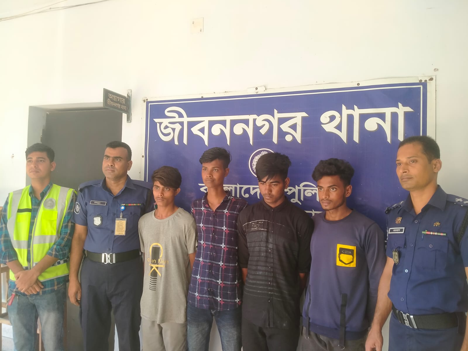 জীবননগরে নিখোঁজ ৩ স্কুলছাত্রী উদ্ধার, আটক ৪