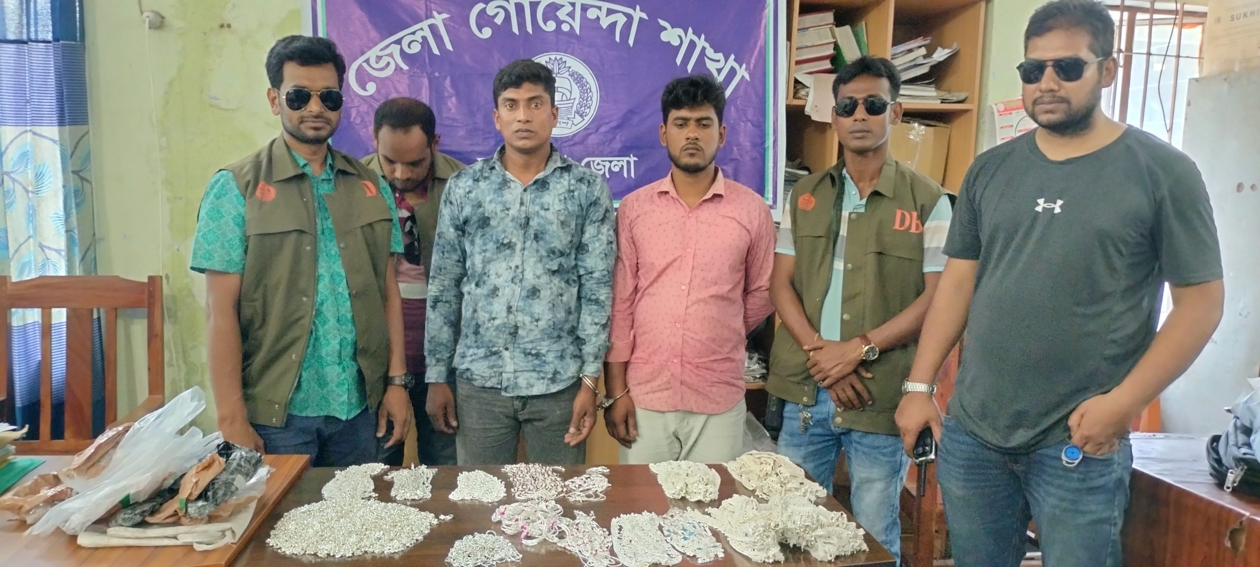 দর্শনায় ১১ কেজি রুপার গহনাসহ দুজন আটক