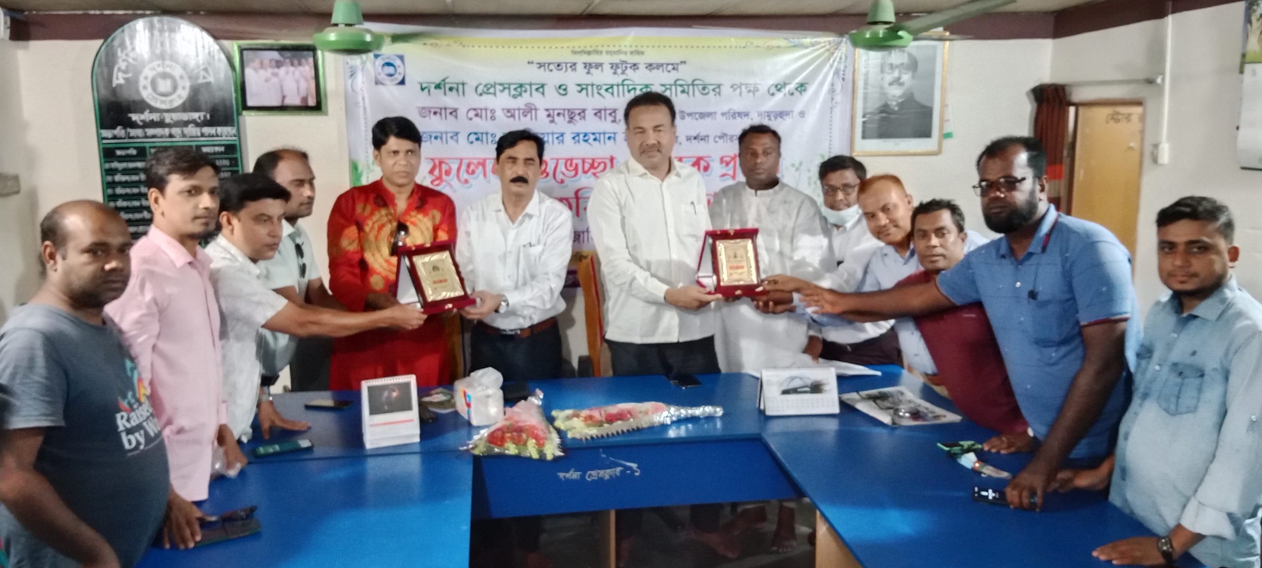 দামুড়হুদা উপজেলা চেয়ারম্যান ও পৌর মেয়রের সঙ্গে সাংবাদিকদের মতবিনিময়