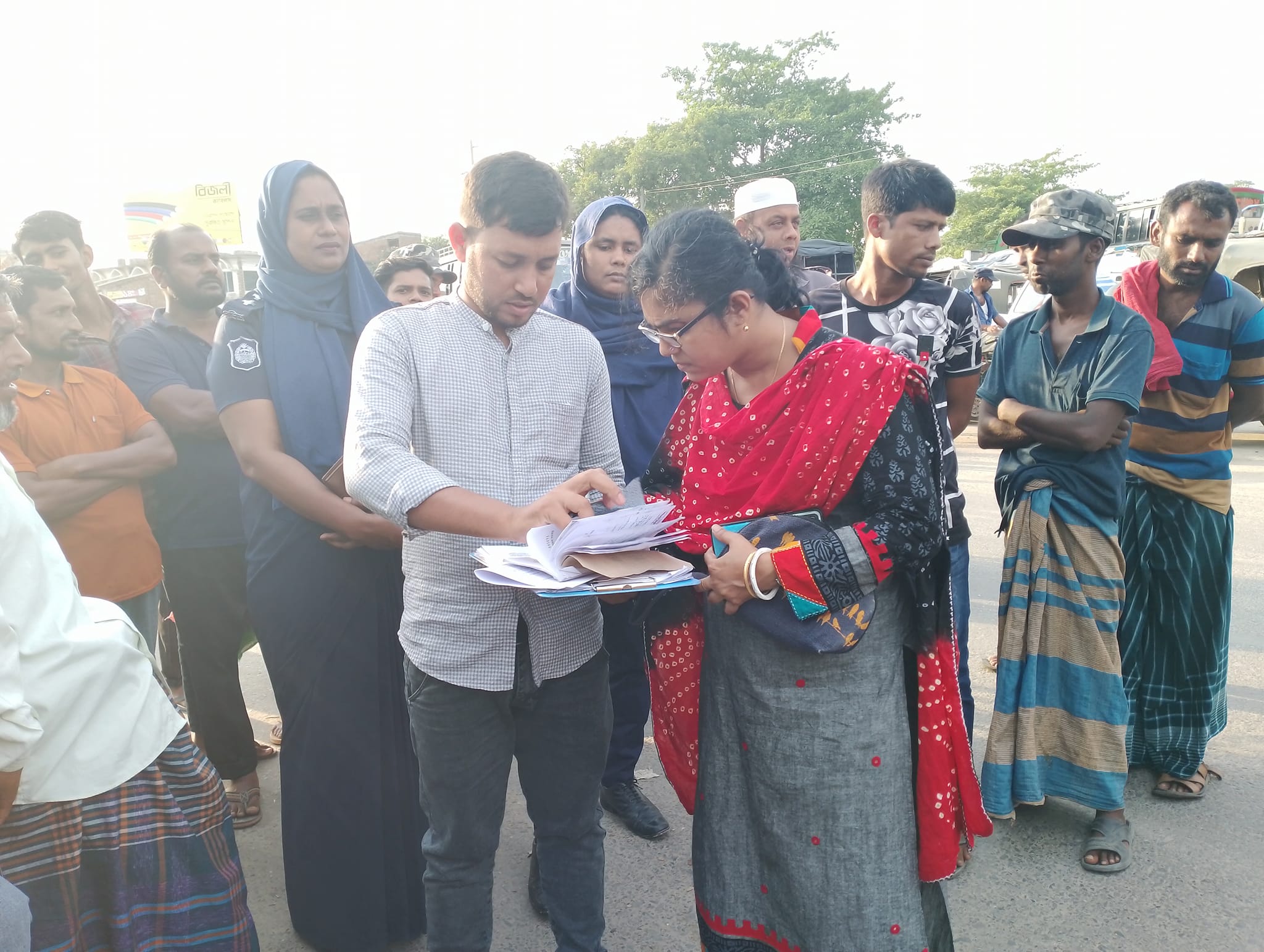 প্রকাশ্যে ধূমপান করায় ৯ জনের জরিমানা