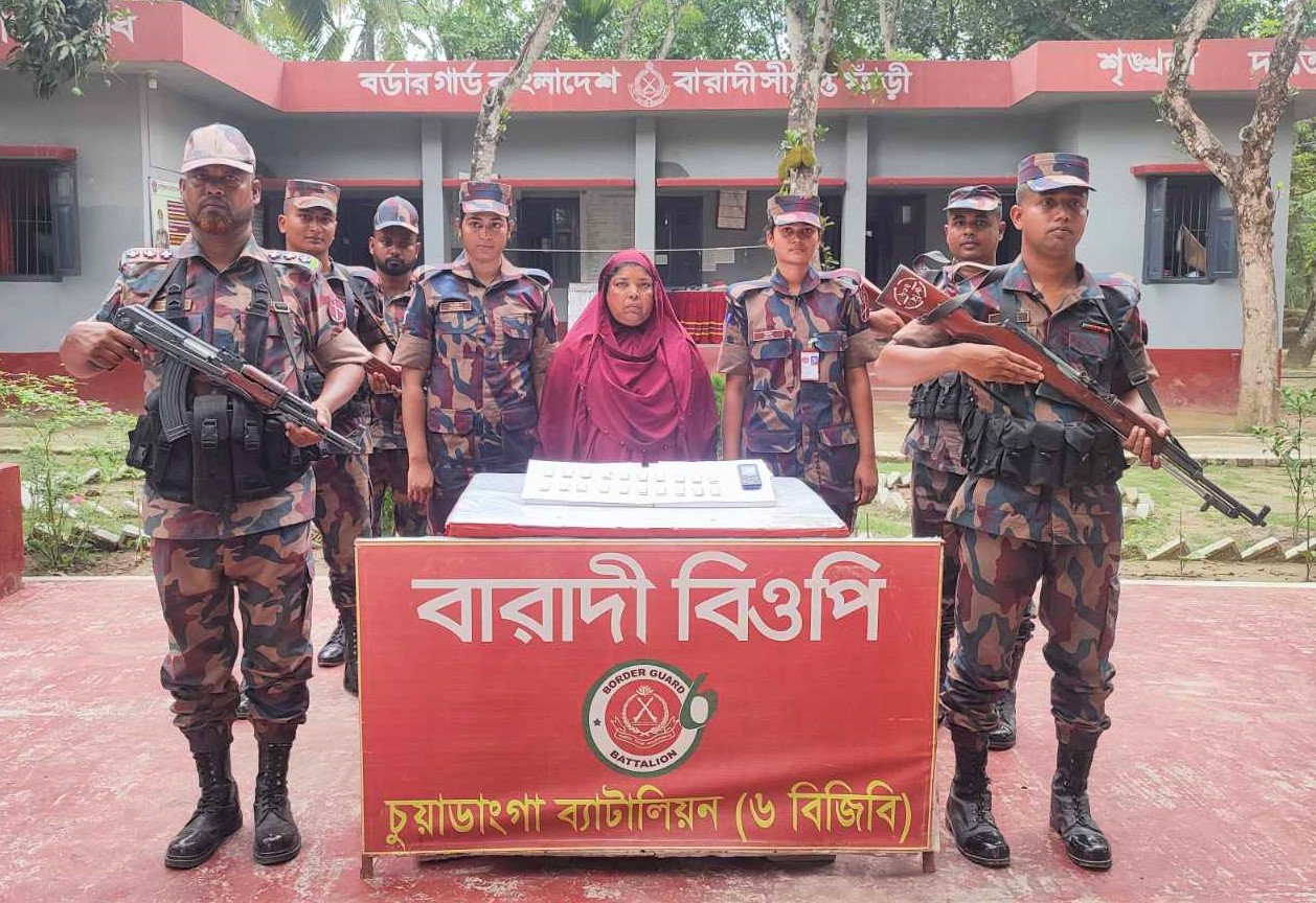 দুই কোটি ৩৫ লাখ টাকার স্বর্ণসহ নারী আটক
