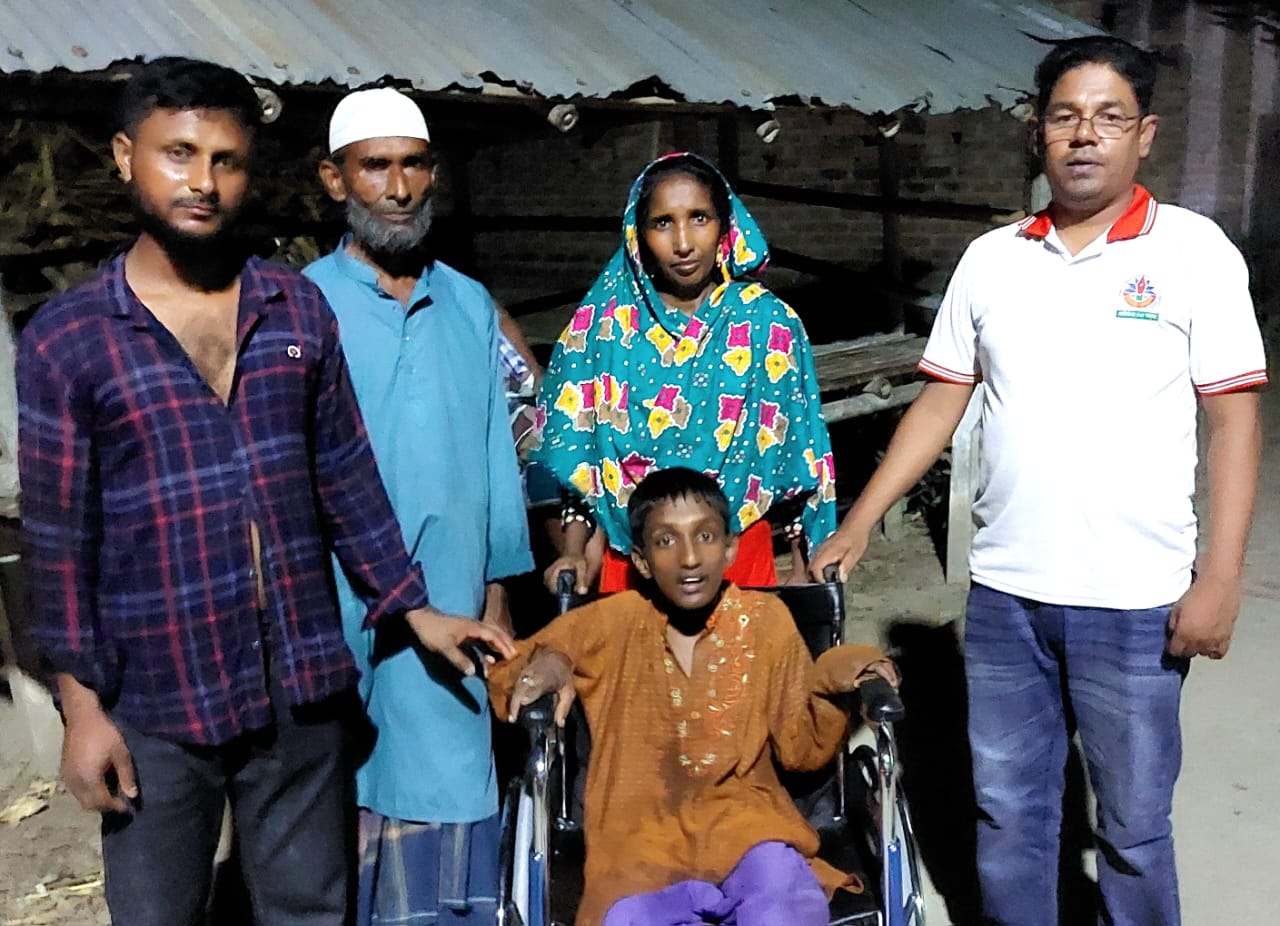 শারীরিক প্রতিবন্ধী রতন ও শামীমের মুখে হাঁসি ফোটালেন আ.লীগ নেতা বাবু দিলীপ কুমার আগরওয়ালা
