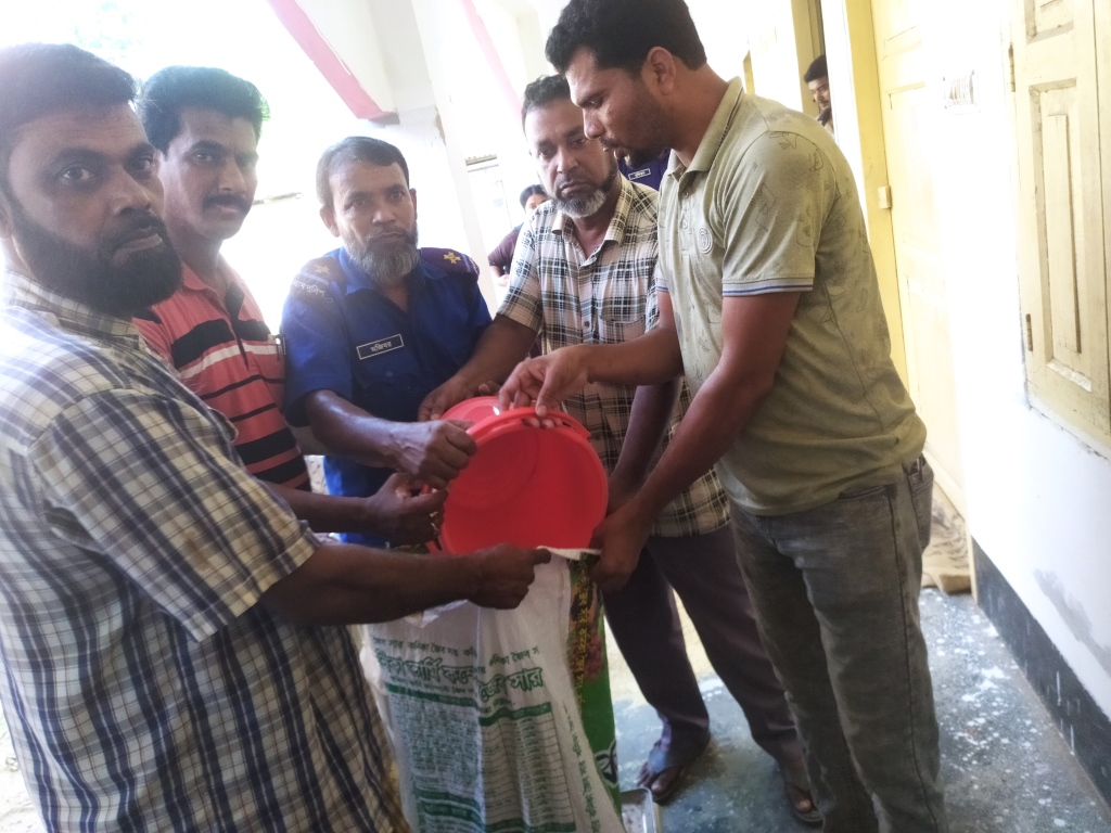 কুড়ুলগাছিতে ঈদুল আজহা উপলক্ষে ভিজিএফের চাল বিতরণ