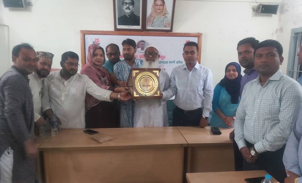 আলমডাঙ্গায় ইউএনও রনি আলম নূরের বিদায় সংবর্ধনা
