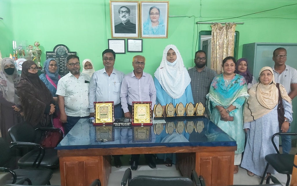 জাতীয় শিক্ষা সপ্তাহে আলমডাঙ্গা উপজেলার শ্রেষ্ঠ অধ্যক্ষ মোনায়েম হোসেন