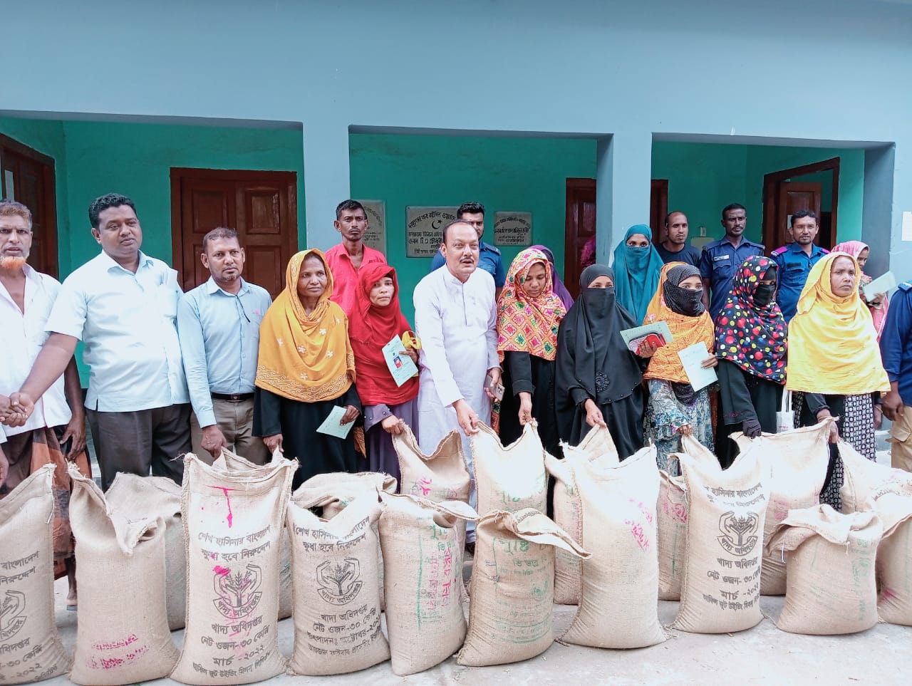 কার্পাসডাঙ্গায় ভিডব্লিউবির চাল বিতরণ কার্যক্রমের উদ্বোধন
