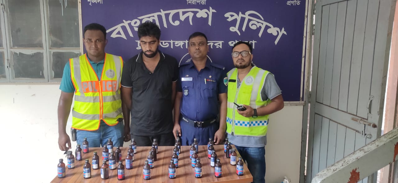 চুয়াডাঙ্গায় ৩৫ বোতল ফেনসিডিলসহ যুবক আটক